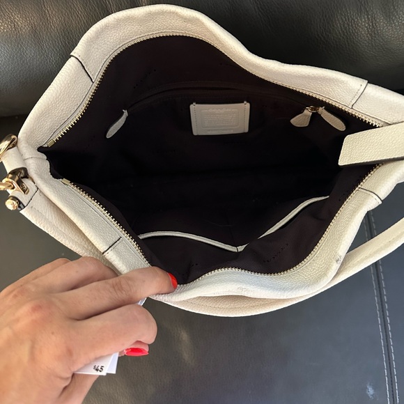 Off white authentic coach leather shoulder bag. - Picture 6 of 8